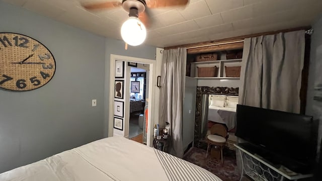 bedroom with ceiling fan