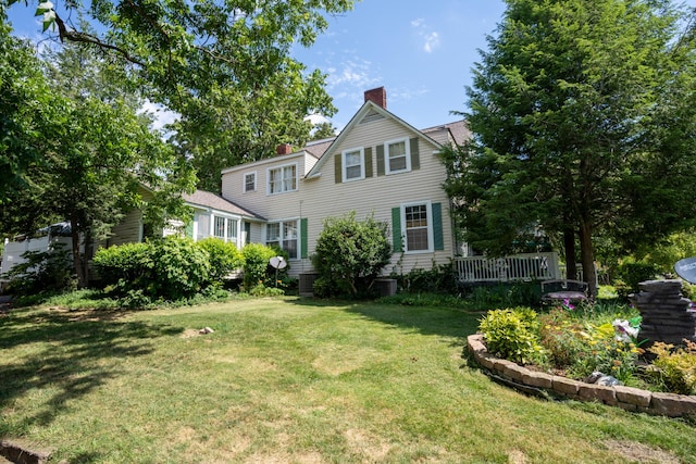 view of front of home featuring a front yard