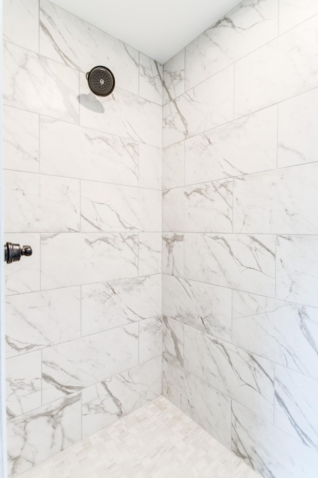 bathroom featuring a tile shower