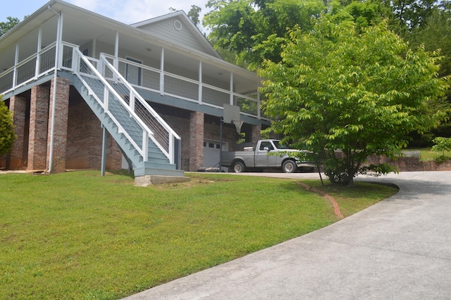 view of front facade with a front lawn