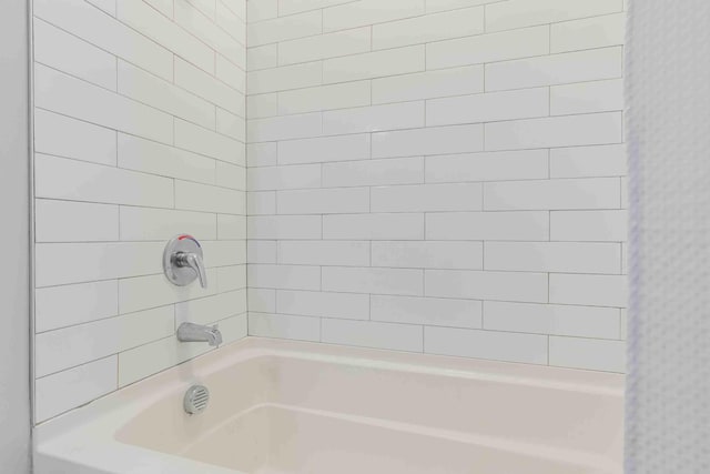 bathroom featuring tiled shower / bath combo