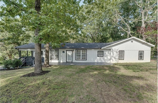 single story home with a front lawn