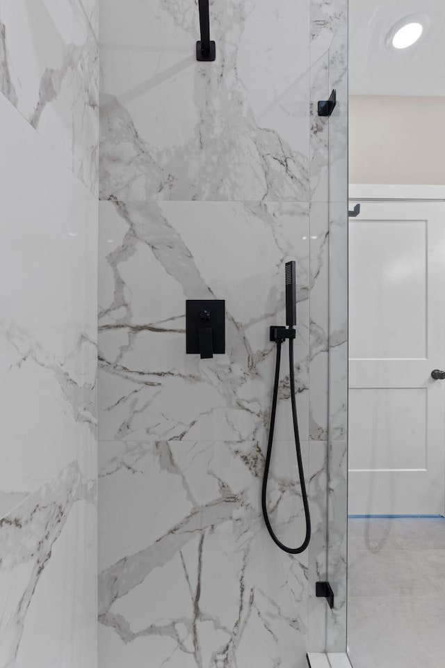 details featuring tiled shower