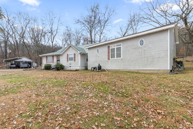 view of front of property featuring a front lawn