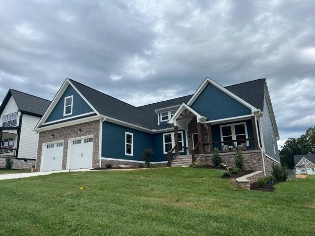 craftsman-style house featuring a front lawn