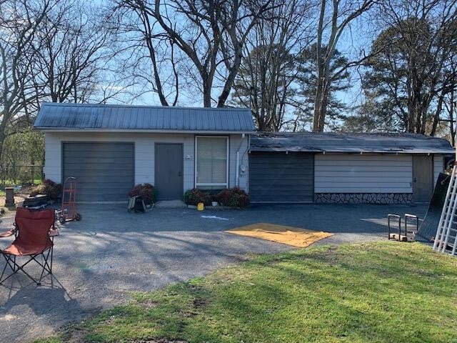 view of front facade featuring a garage and a front lawn