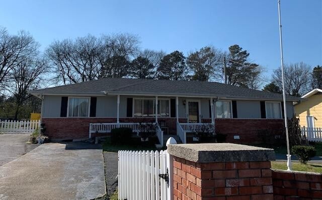 ranch-style home featuring covered porch