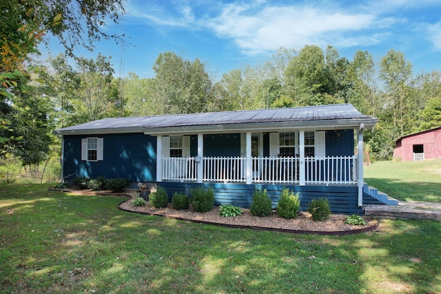 ranch-style home featuring a front lawn and covered porch