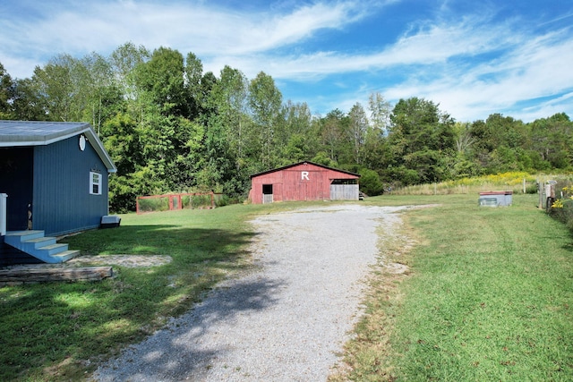 view of yard featuring an outdoor structure