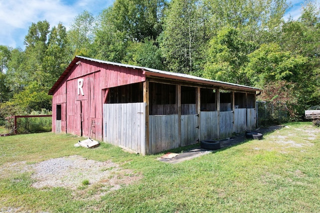 view of outdoor structure with a yard