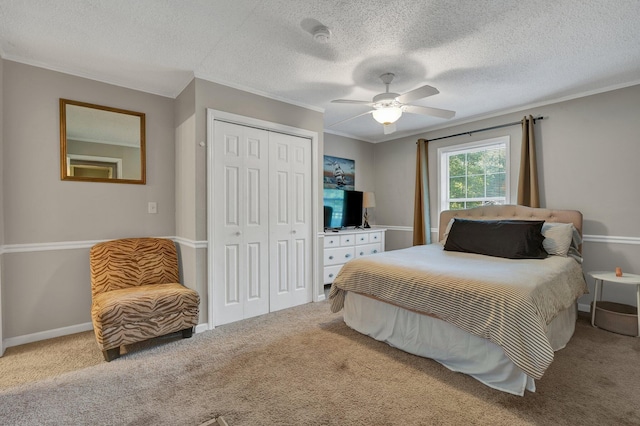 bedroom featuring ceiling fan, carpet floors, a closet, and a textured ceiling