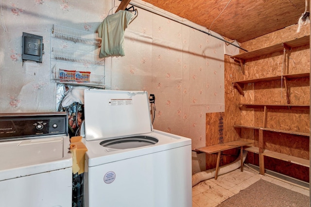 washroom featuring washing machine and clothes dryer