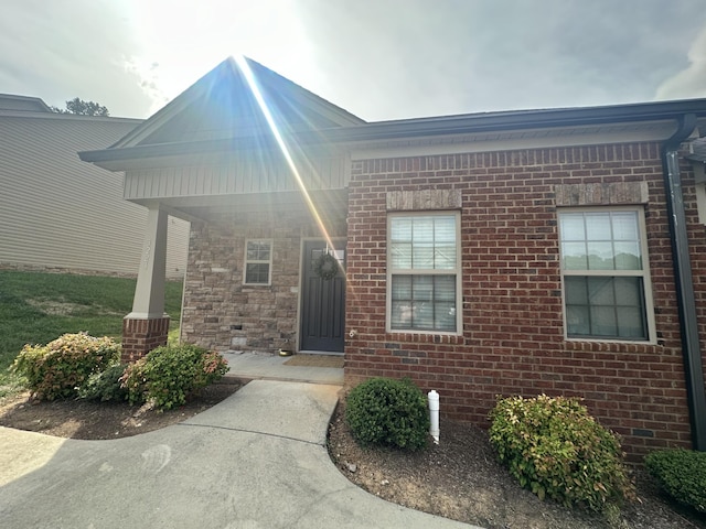 property entrance with covered porch