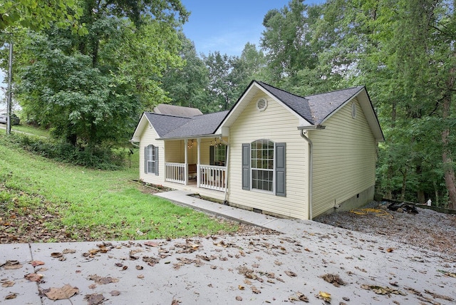 view of front of house featuring a porch and a front yard