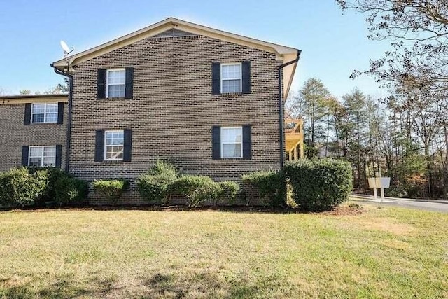 view of side of property featuring a lawn