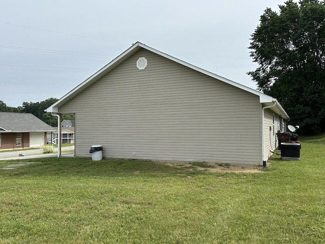 view of side of property featuring a yard