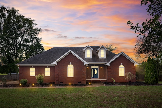 view of front of house featuring a lawn