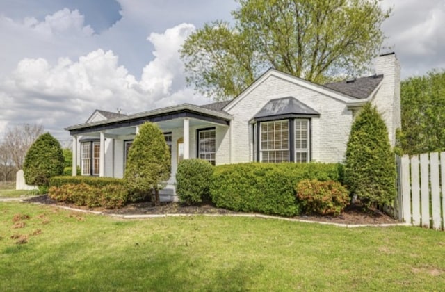 view of front of home featuring a front yard