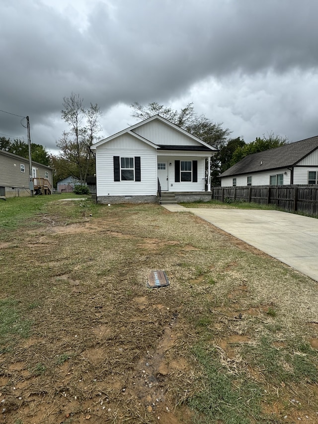 view of front of property featuring a front lawn