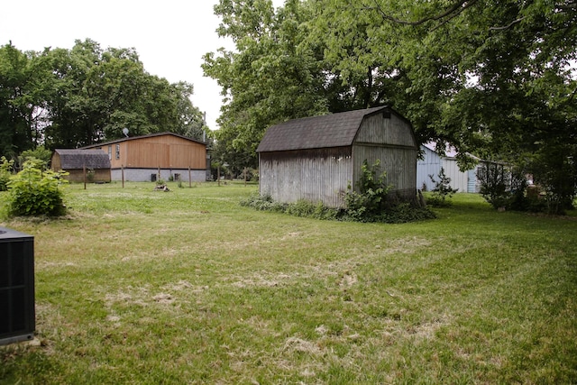 1603 Mantlo St, Springfield, TN 37172 - view of green lawn featuring central air condition unit and view of wooded area