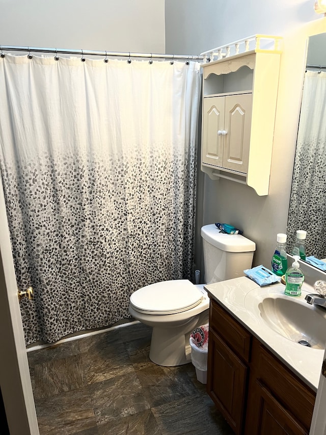 bathroom featuring a shower with curtain, vanity, and toilet