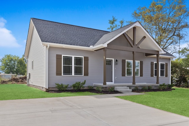 view of front of house featuring a front lawn