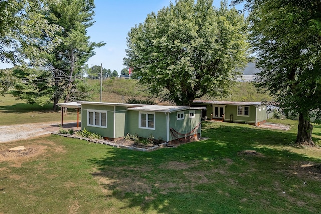 view of front of house featuring a front lawn