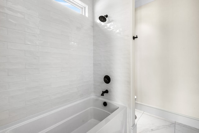 bathroom with tiled shower / bath combo