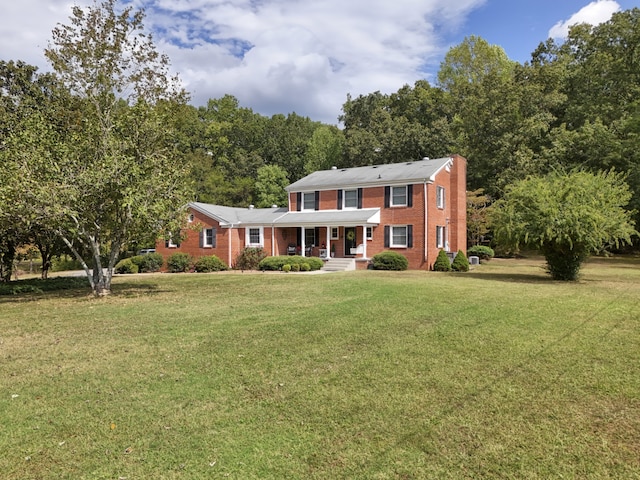 colonial house featuring a front lawn