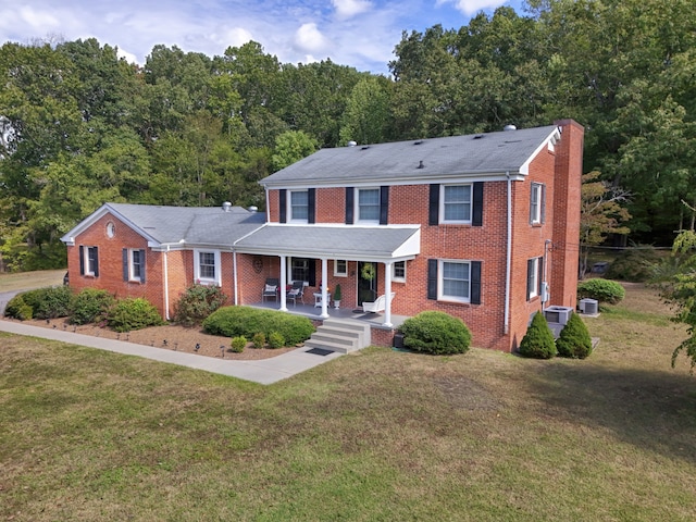 view of front of home with a front lawn