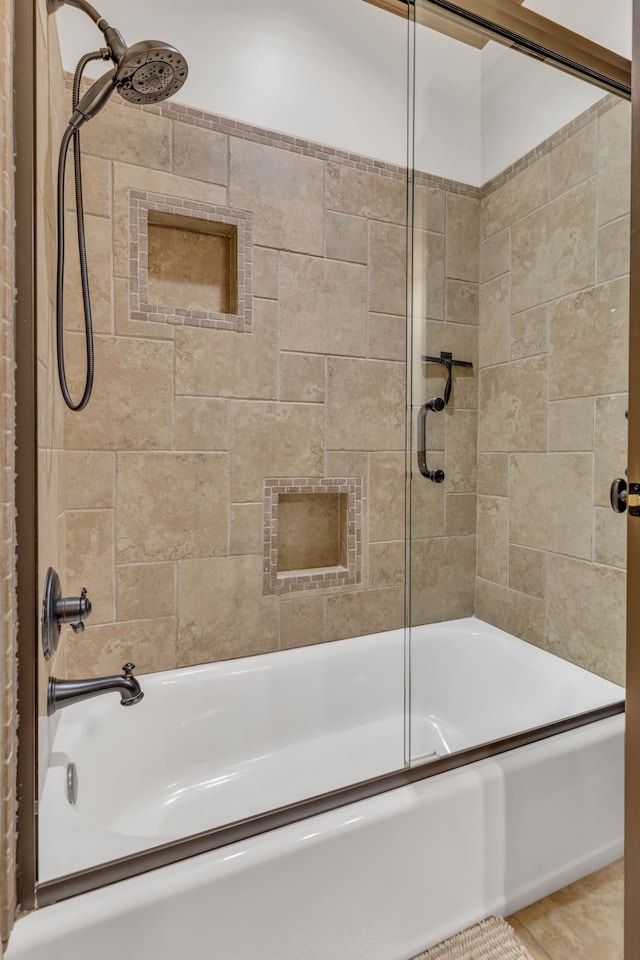 bathroom with combined bath / shower with glass door