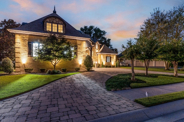 view of front facade featuring a lawn