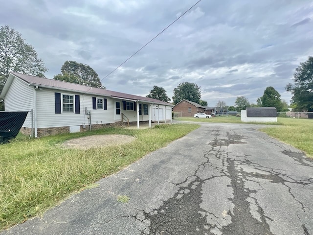 view of front of property with a front yard