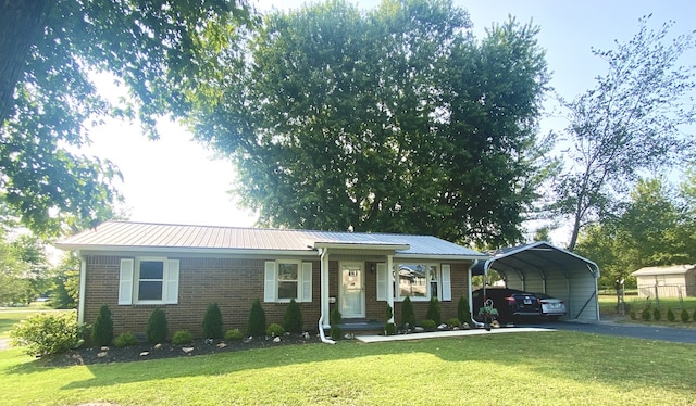 view of front of property featuring a front yard and a carport