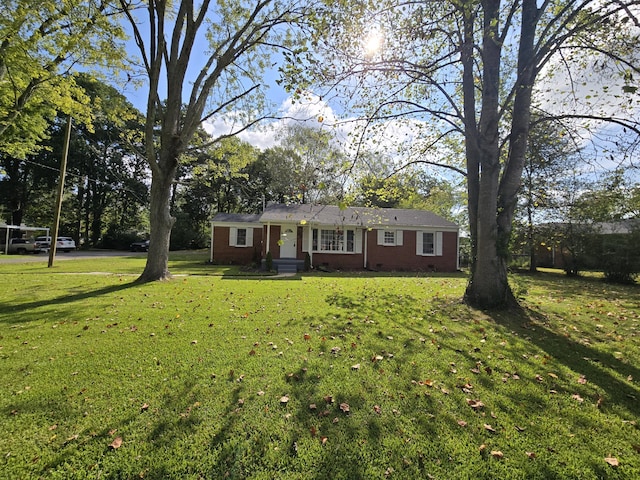 single story home featuring a front lawn