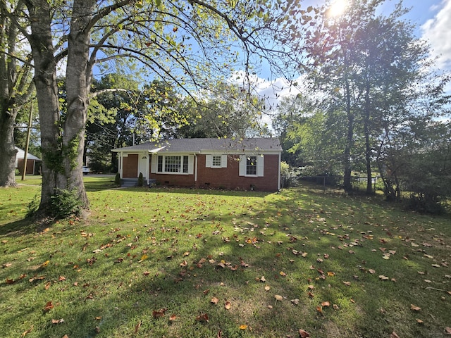 single story home featuring a front lawn