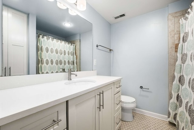 bathroom with a shower with curtain, vanity, and toilet