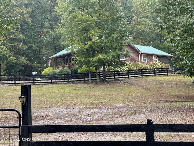 view of yard featuring a rural view