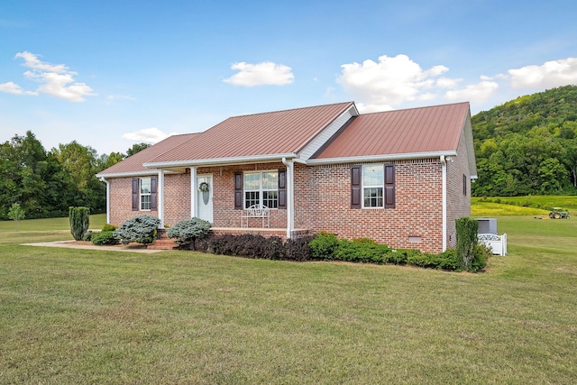 ranch-style house featuring a front yard