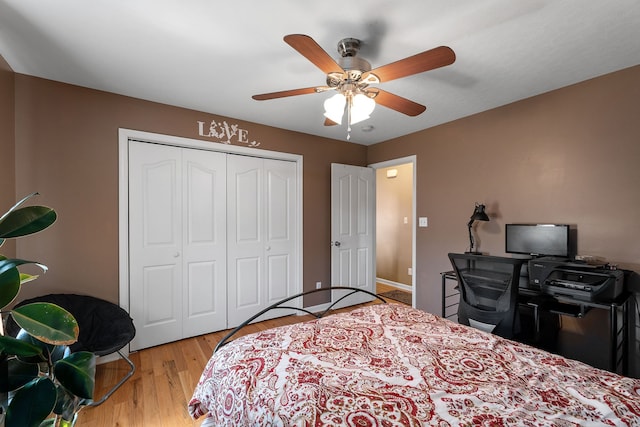 bedroom featuring hardwood / wood-style floors, ceiling fan, and a closet