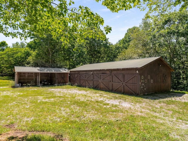 view of yard featuring an outdoor structure