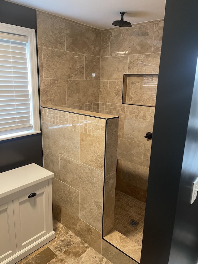 bathroom featuring tiled shower