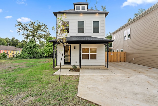 view of front of house featuring a front yard