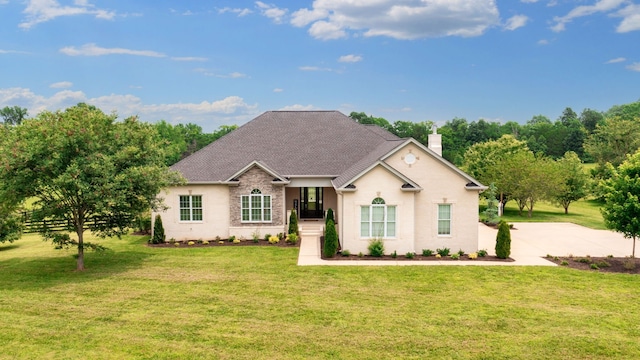 view of front of property featuring a front lawn