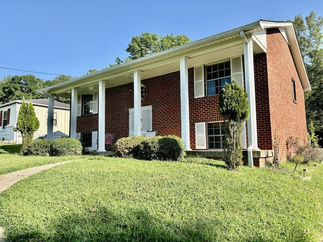 view of front of home featuring a front yard