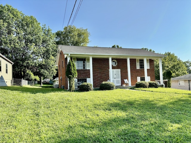 bi-level home featuring a front yard