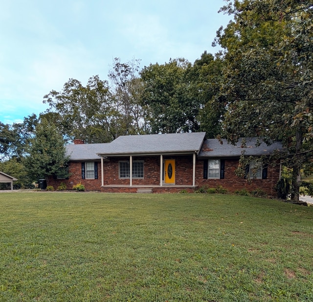 ranch-style house featuring a front yard