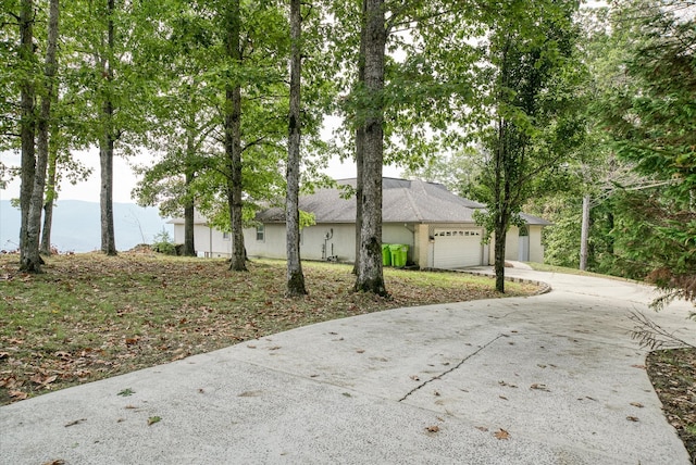 view of front facade featuring a garage