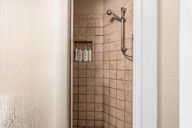 bathroom featuring tiled shower