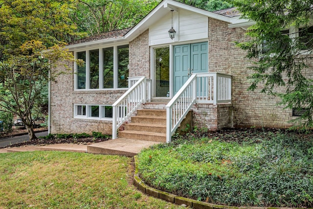 view of front of home featuring a front lawn